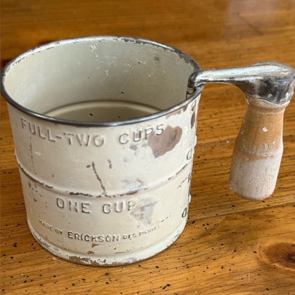 Vintage Erickson Des Moines 1930s Farmhouse-Style Flour 2-Cup Metal Sifter - Picture 1 of 9